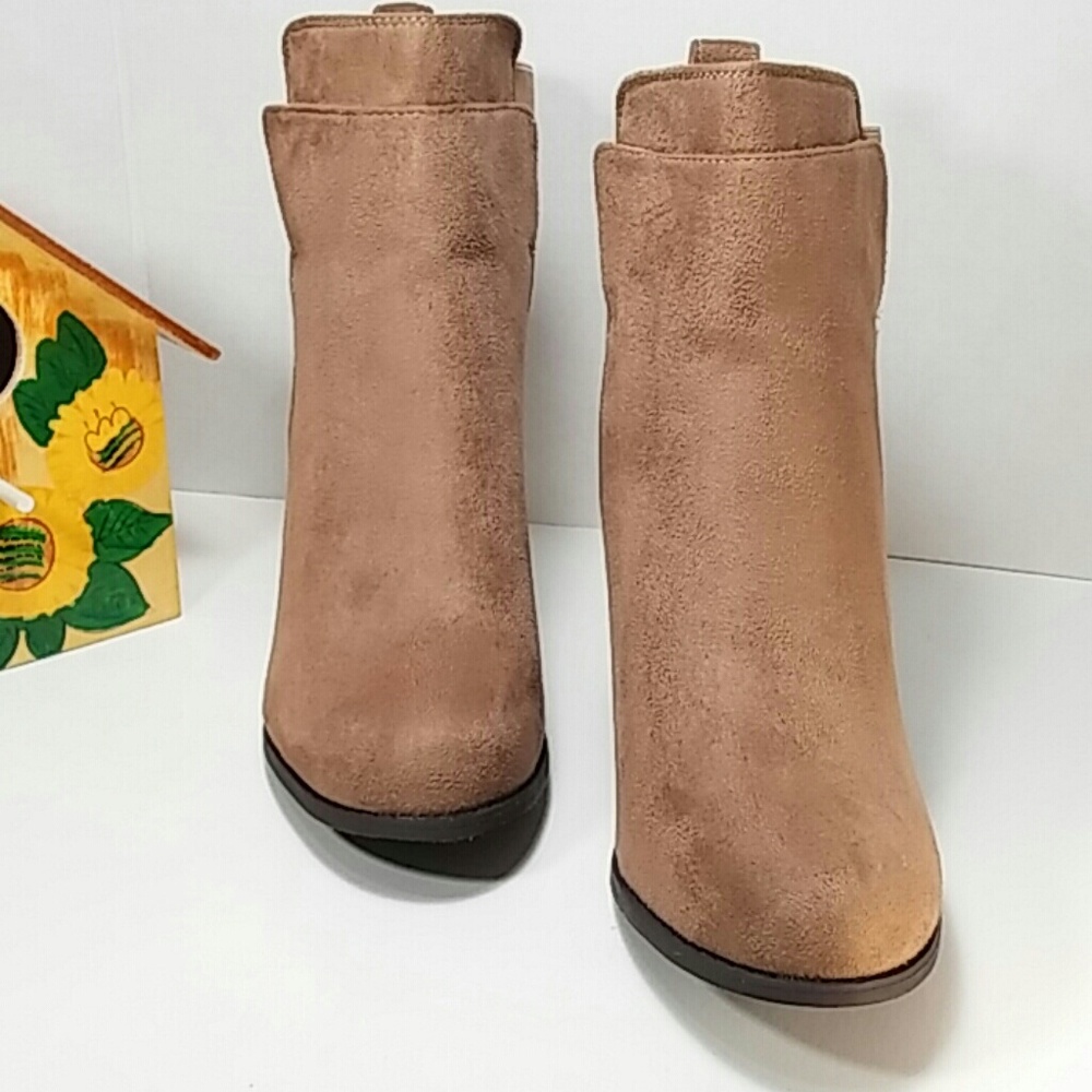 ๐ Taupe Chelsea Boot Faux Suede Chunky Heel ๐ - Picture 4 of 8